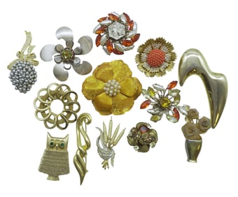 13 VINTAGE BROOCHES
