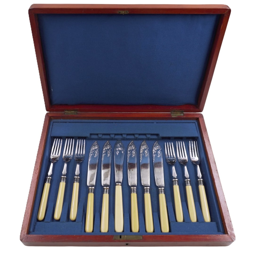 ANTIQUE ENGLISH FISH SET IN MAHOGANY BOX (1 of 7)