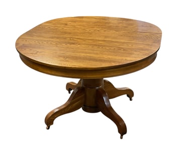 ROUND OAK PEDESTAL TABLE WITH TWO LEAFS