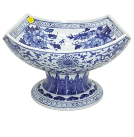 LARGE CHINOISERIE BLUE & WHITE FOOTED CENTERPIECE
