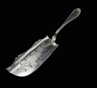 CHARLESTON CARRINGTON COIN SILVER FISH SERVER