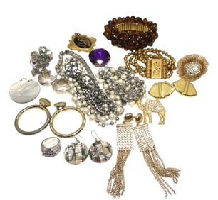 22 PIECES OF VINTAGE COSTUME JEWELRY