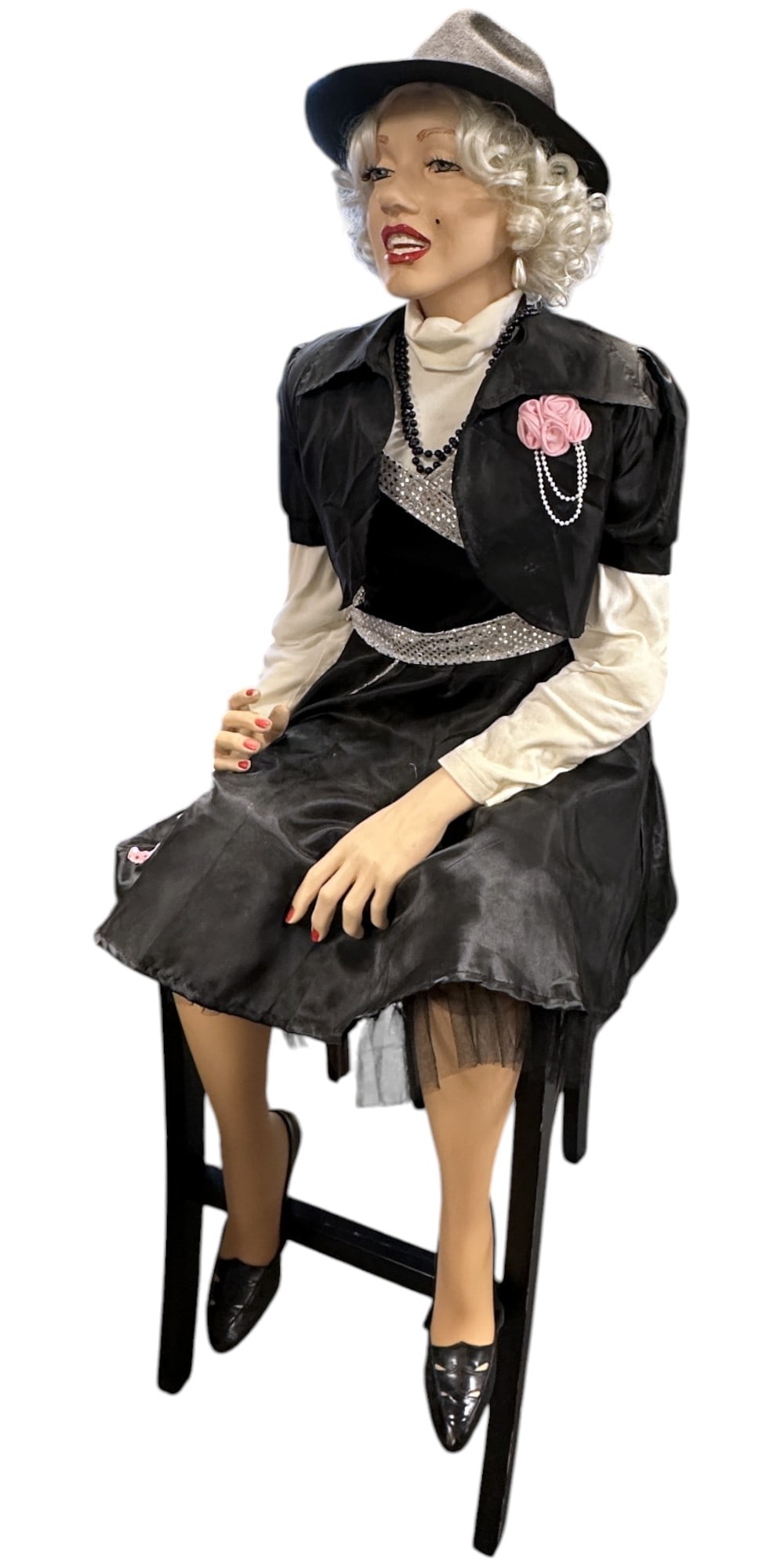 LIFE SIZED MARILYN MONROE FIGURE IN CHAIR (1 of 6)