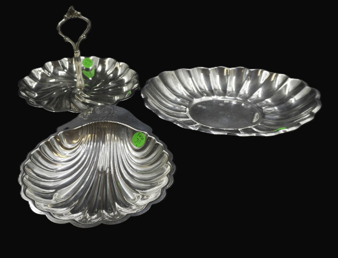 3 SILVER PLATE SCALLOPED SERVERS: 1- Scalloped Tidbit 8"x5". 2- English Mfg Corp Armorial Clam Shell Bowl 8.25"x7" x2". 3- Oval Scalloped Serving Bowl. Reed & Barton Holiday Bowl 10.25"x8.25"x1.5". Weight combined 1 lb 8 oz.