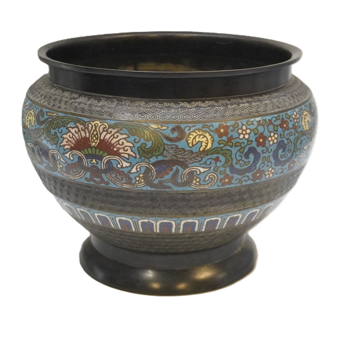 LARGE ANTIQUE JAPANESE CHAMPLEVE BRONZE JARDINIERE: Large Antique c 1920s Japanese Champleve Enamel Bronze Jardiniere. Measures 11"x11"x10.25". Weight 9 lbs 3 oz. Provenance: Gippy Plantation, Avenue of Oaks, Berkeley County, SC.