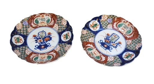 PAIR OF ANTIQUE JAPANESE IMARI SCALLOPED PLATES