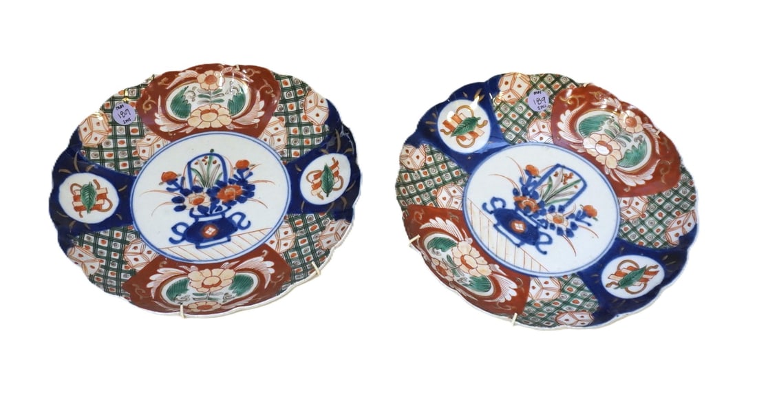 PAIR OF ANTIQUE JAPANESE IMARI SCALLOPED PLATES: Pair of Antique Japanese Imari Scalloped Plates featuring Stunning Hand Painted Floral Details. Likely 19th century. Each plate measures 9.5" in dia. Total lot weight is 2 lbs 9 oz.