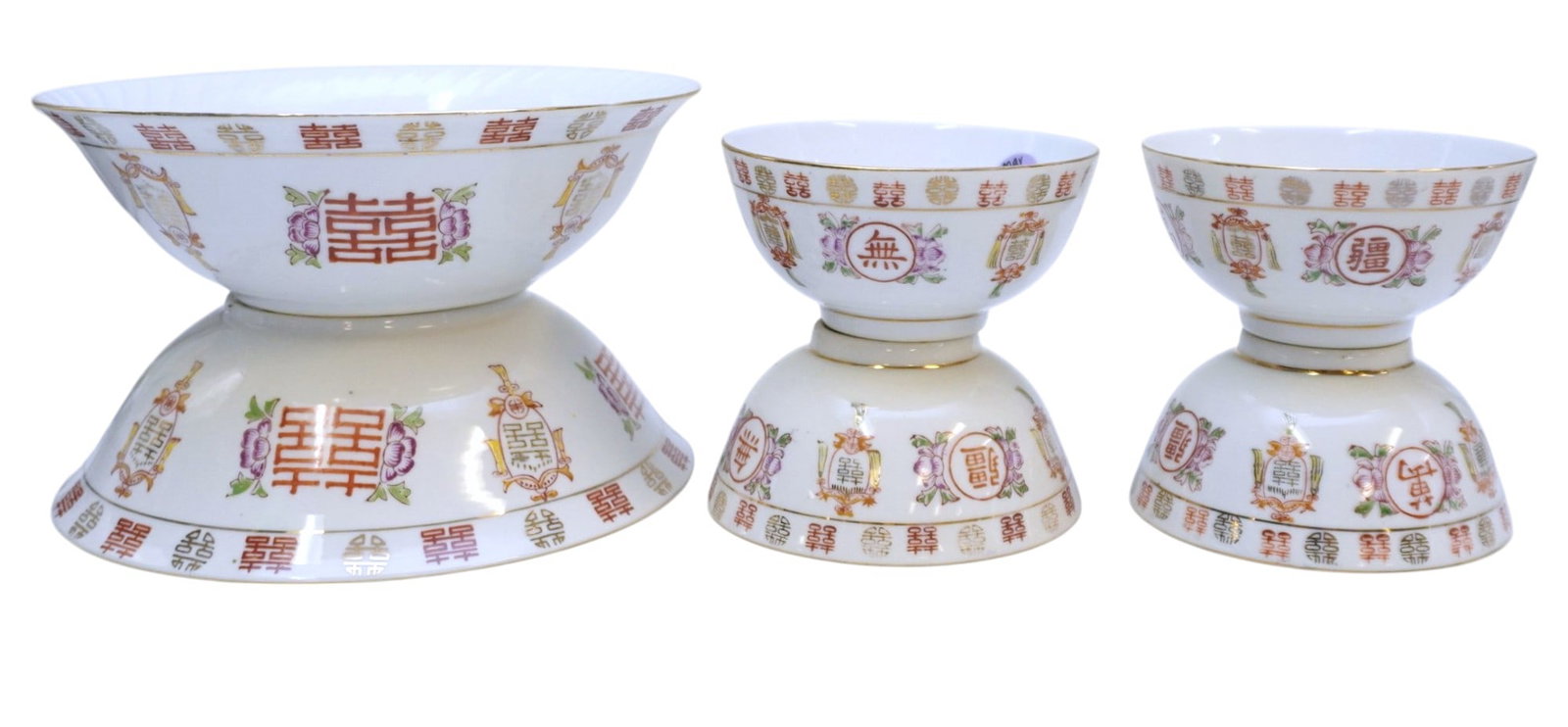 CHINESE MON SHOU WU JIANG RICE AND SOUP BOWLS - 6 PIECES: Chinese Mon Shou Wu Jian Rice and Soup Bowls. 4 Rice Bowls and 2 Soup Bowls. The rice bowls measure 2.25" x 4.5" dia. and the soup bowls measure 2.75" x 8" in dia. PROVENANCE: The estate of noted Char
