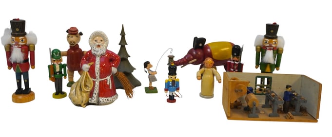 LOT VINTAGE MINIATURE PIECES - NUTCRACKERS, WOODEN TOYS, ETC.
