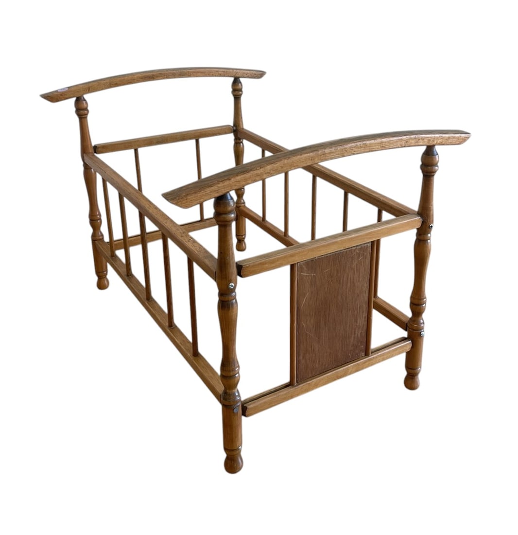 ANTIQUE PENNSYLVANIA PRIMITIVE CRIB (1 of 4)