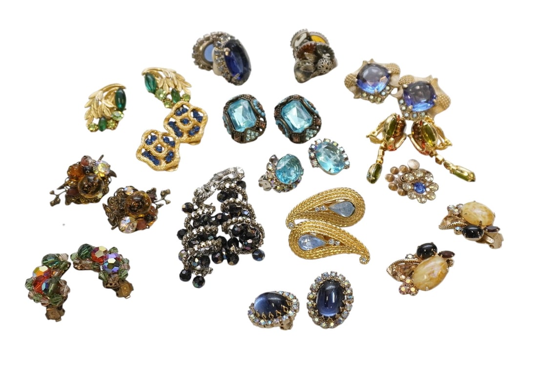 15 PAIR FAB FIFTIES CLIP ON RHINESTONE, CRYSTAL LUCITE EARRINGS: 15 Pairs of Vintage 1950-60s Costume Clip On Earrings (14 Clip on &1 Screwback) Longest are spiral at 2 1/2". Weight on all 10 oz