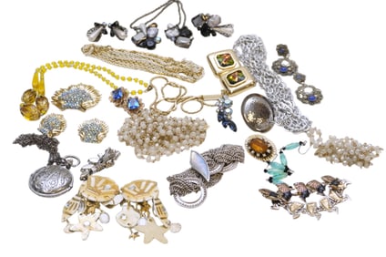 22 pc VINTAGE COSTUME JEWELRY NECKLACES, EARRINGS, BRACELETS
