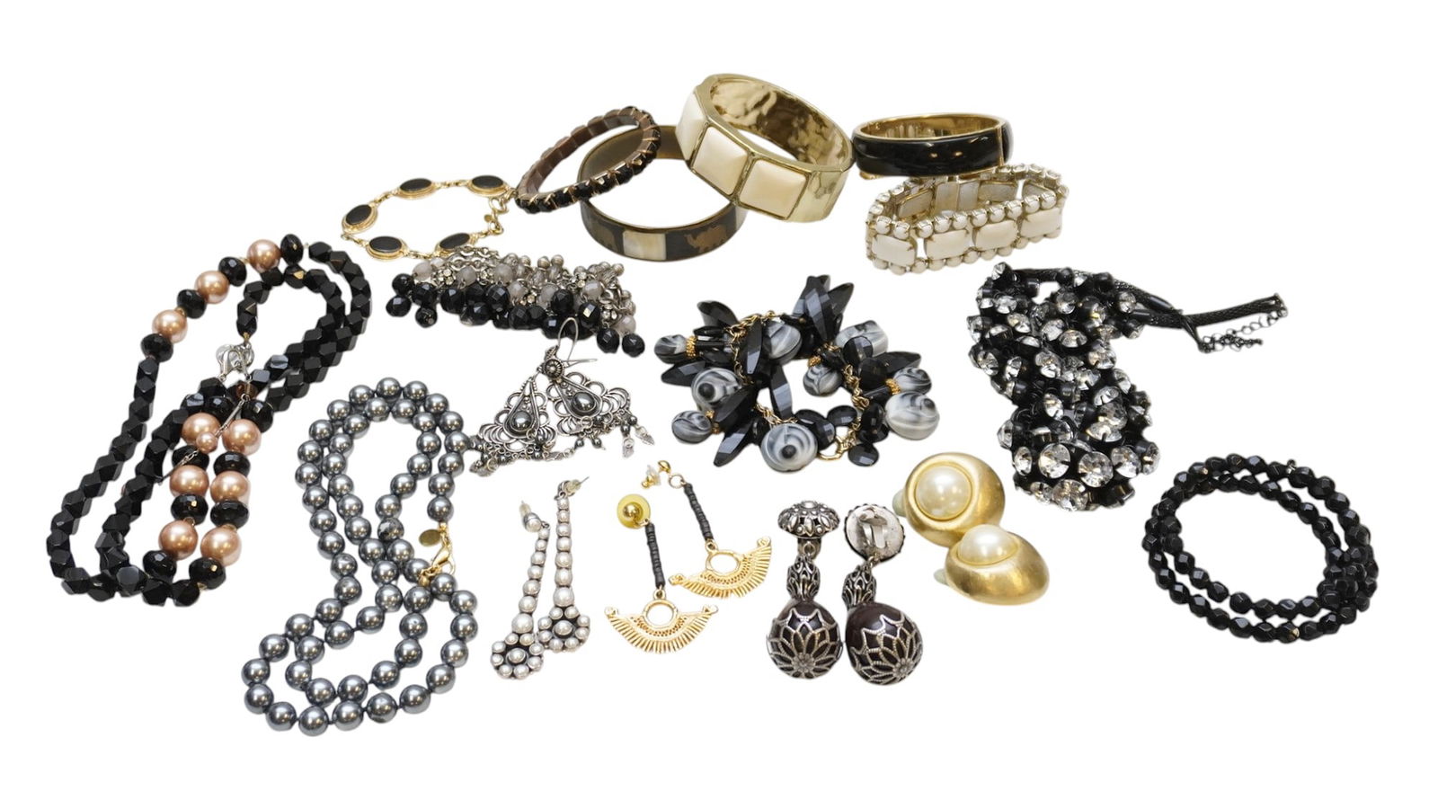 15 PC VINTAGE BLACK & WHITE COSTUME JEWELRY (1 of 3)
