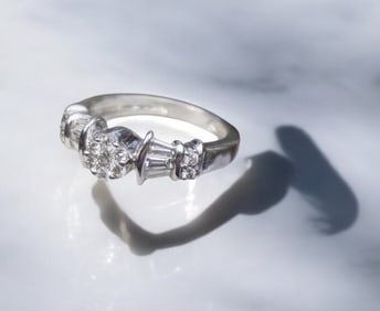 STUNNING 18k WHITE GOLD DIAMOND RING sz 6.5