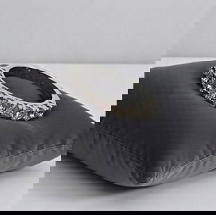 LADIES 18K WHITE GOLD DIAMOND BAND sz 6.5: Ladies 18kt white gold 9 stone round brilliant cut diamond band. The Diamonds weight 0.80cts. Clarity grade VS to SI, color grade G -H color. Heavy 4 prong setting. Band tapers from 2.82mm to 2.58mm.
