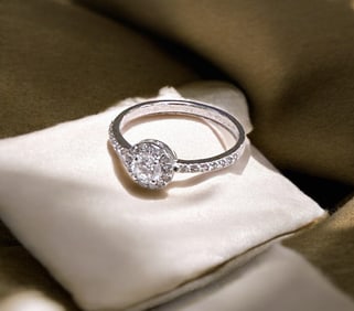 14K WHITE GOLD DIAMOND HALO RING SZ 7.5