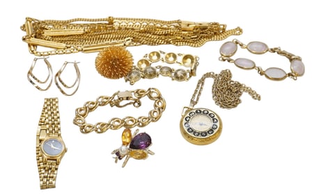 10 PIECES OF VINTAGE GOLD TONE JEWELRY