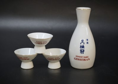 4 PIECE GEKKEIKAN PORCELAIN SAKE SET