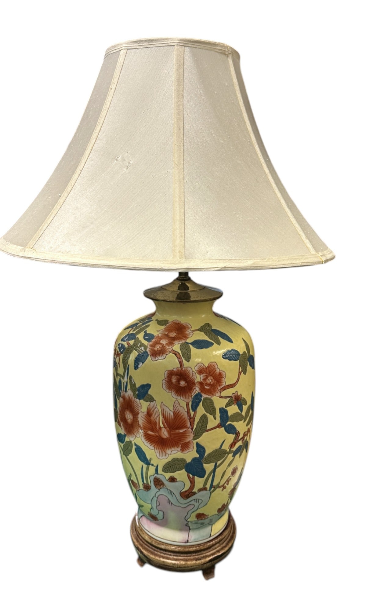 FAMILLE VERTE CHINESE PORCELAIN LAMP: Famille Verte Chinese Porcelain Lamp with Silk Shade. Shade 19"x19"x13". Lamp 19". With shade on 30". Weight 5 lbs. Provenance: Gippy Plantation, Avenue of Oaks, Berkeley County, South Carolina
