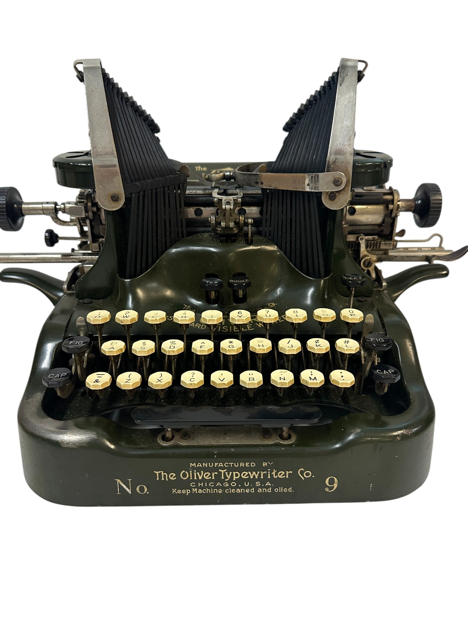 THE OLIVER TYPEWRITER NO.9 CHICAGO 1913: This antique Oliver Typewriter No. 9 from 1913 is a rare find for collectors and enthusiasts alike.The Popular Oliver was manufactured in the U.S. from 1896 to 1928, and even later in England. The bat