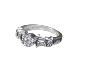 STUNNING 18k WHITE GOLD DIAMOND RING sz 6.5