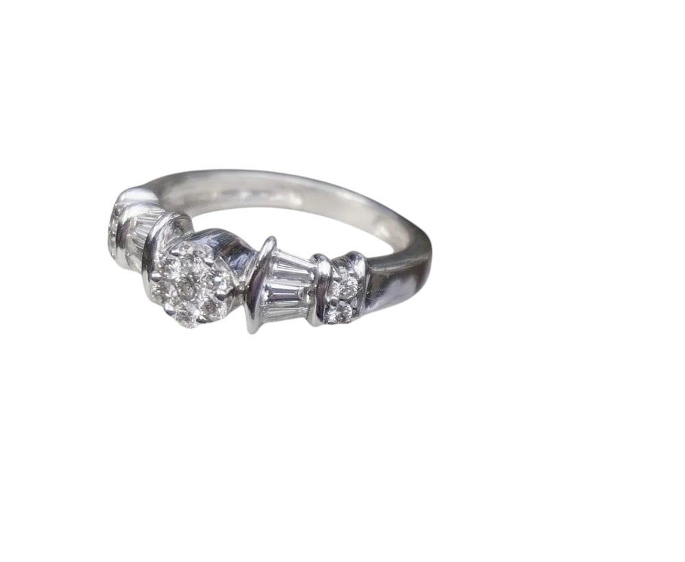 STUNNING 18k WHITE GOLD DIAMOND RING sz 6.5 (1 of 4)