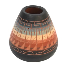 SIGNED NAVAJO POTTERY VASE