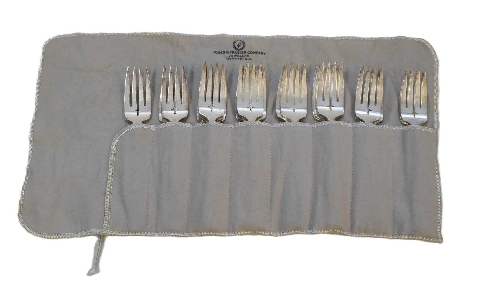 24 VINTAGE 1945 ONEIDA BORDEAUX DESSERT / SALAD FORKS: 24 Oneida Bordeaux (Prestige Plate) Dessert / Salad Forks. Each 6 3/8". Weight 1 lb 12 oz