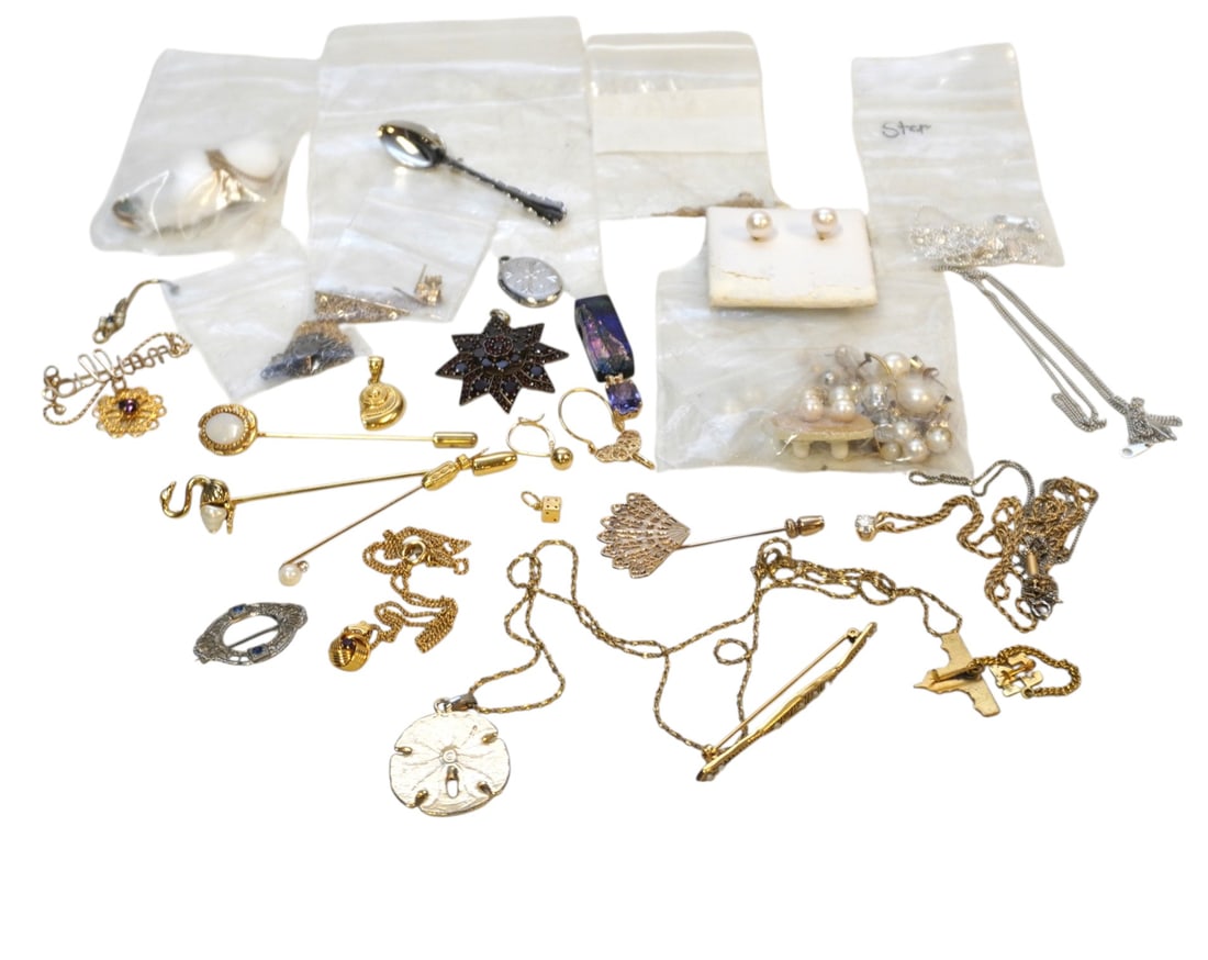 23 PC VINTAGE COSTUME JEWELRY INCL STERLING (1 of 4)