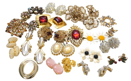 38 VINTAGE COSTUME JEWELRY - BROOCHES, CLIP-ONS, ETC.