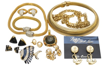 GOLDTONE COSTUME JEWELRY LOT - 18 PIECES