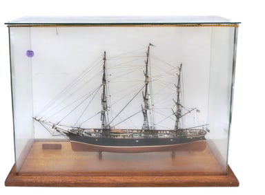 VINTAGE YOUNG AMERICA MODEL CLIPPER SHIP IN CASE