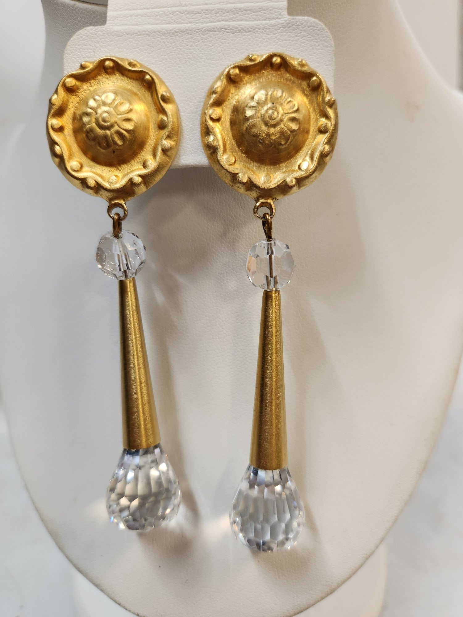 VINTAGE MARCY FELD RUNWAY FACET CUT CRYSTAL EARRINGS (1 of 2)