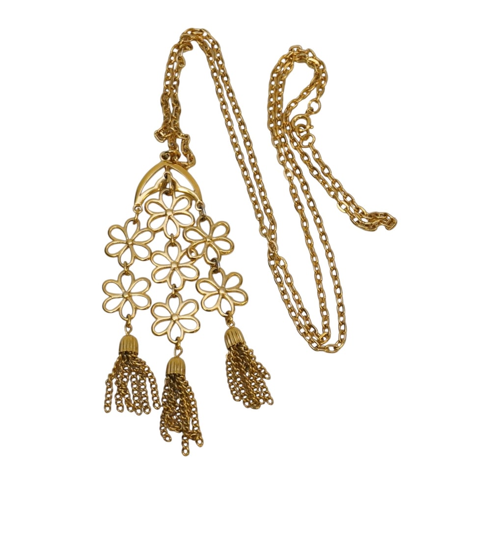 VINTAGE CROWN TRIFARI FLORAL TASSEL NECKLACE: Vintage Crown Trifari Floral Tassel Necklace. Measures 19" in length and weighs 0.9 oz.