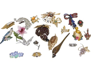 21 VINTAGE BROOCHES AND PINS