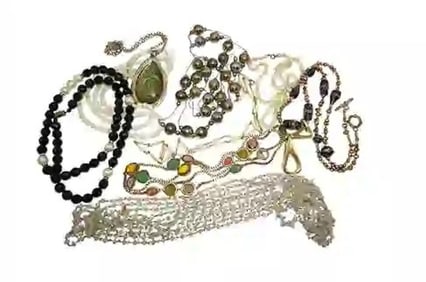 13 VINTAGE ASSORTED COSTUME NECKLACES