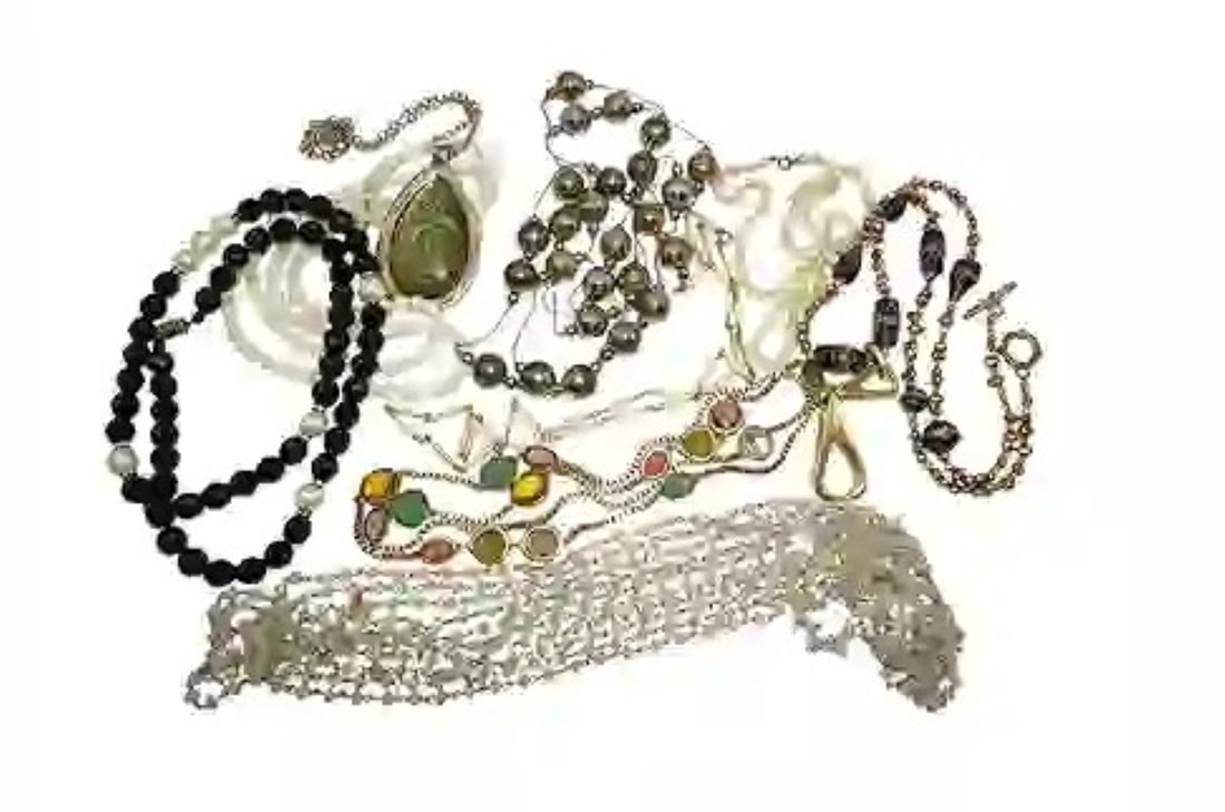 13 VINTAGE ASSORTED COSTUME NECKLACES (1 of 1)