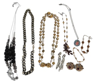 9 PC VINTAGE COSTUME JEWELRY INCL LUCITE