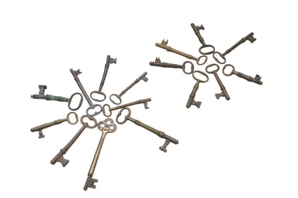 16 ANTIQUE BRASS & BRONZE FURNITURE KEYS