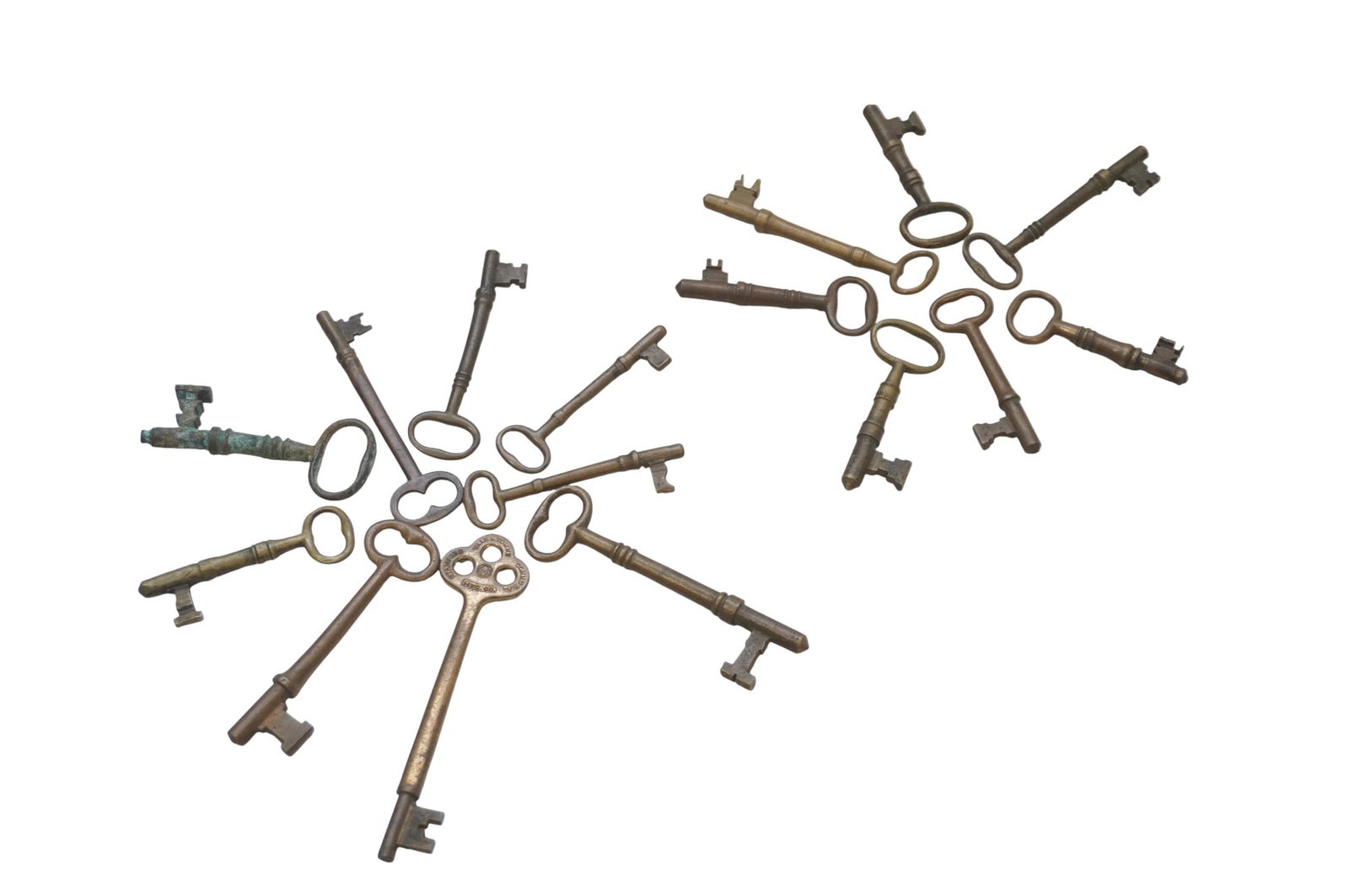 16 ANTIQUE BRASS & BRONZE FURNITURE KEYS: 16 Antique Brass & Bronze Furniture Keys Largest is 4 1/2". Weight on all 13 oz
