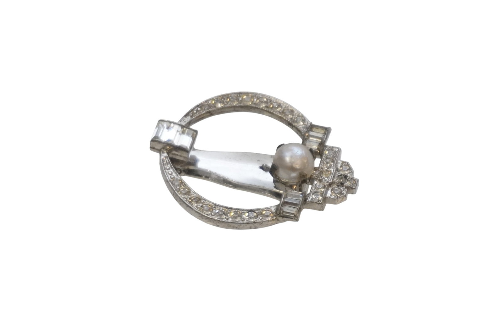 ANTIQUE ART DECO SILVER DRESS CLIP: Single Antique Art Deco Silver Dress Clip with Pearl. Measures 1.25" x 1", lot weight is 0.2 oz.