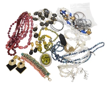 21 PIECES OF COSTUME JEWELRY
