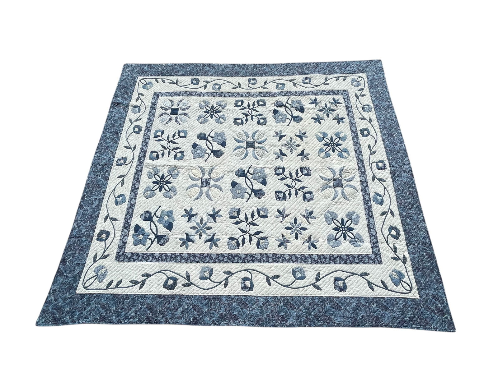 LARGE VINTAGE BLUE AND WHITE FLORAL APPLIQUE QUILT (1 of 3)