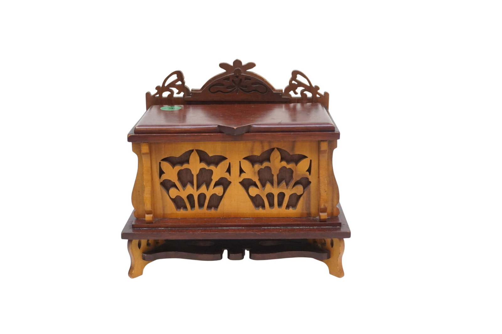 ORNATE WOODEN FRETWORK JEWELRY BOX: Ornate Wooden Fretwork Jewelry Box. Measures 7" x 7.5" x 5" and weighs 1 lb. **In house shipping available on this lot**
