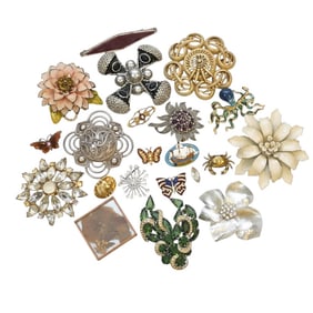 20 VINTAGE BROOCHES AND PINS