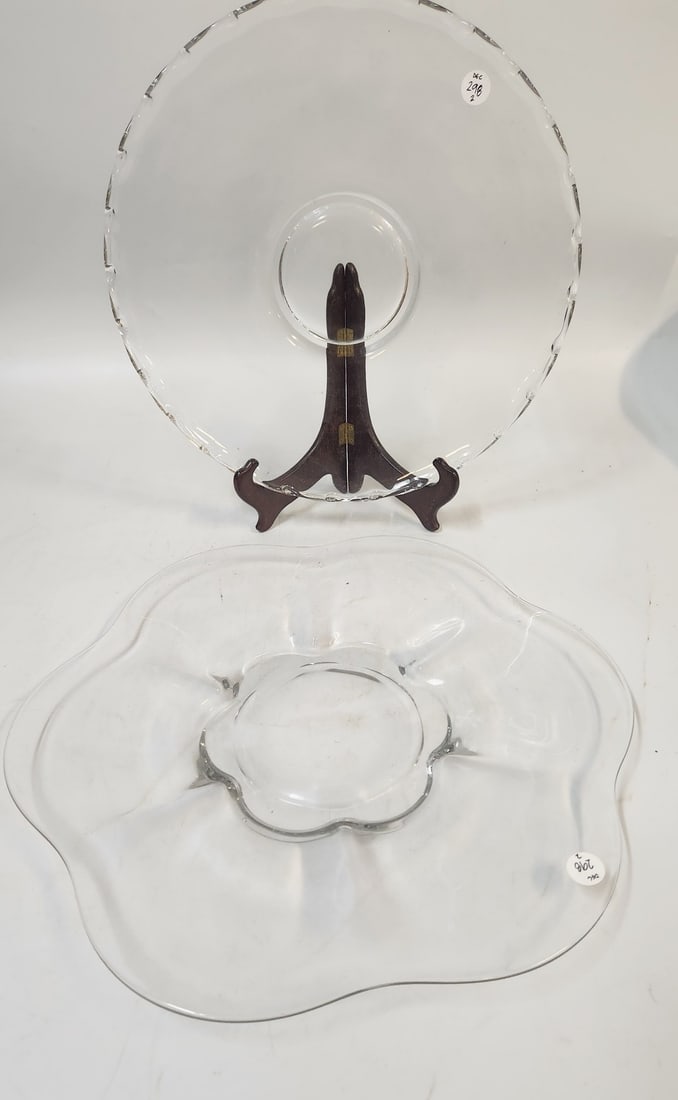 2 VINTAGE LARGE CLEAR GLASS SERVING TRAYS (1 of 3)
