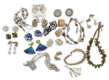 19 PIECES OF VINTAGE COSTUME JEWELRY
