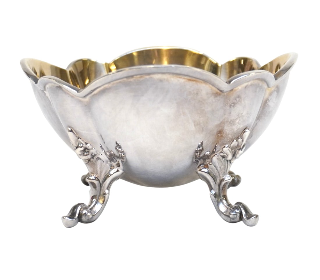 REED & BARTON WINTHROP #1795 FOOTED WASTE BOWL: Reed & Barton Winthrop #1795 Silverplate Footed Waste Bowl. Measures 6.25" in dia. x 3.75" and weighs 15.4 oz. **In house shipping available on this lot** If you win this lot, please select self arran