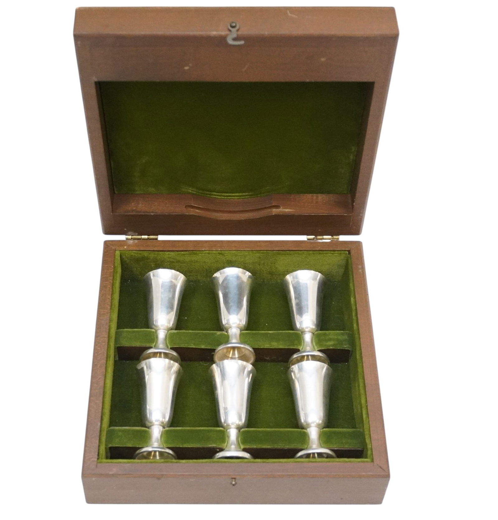 SET OF 6 STERLING CORDIALS IN PRESENTATION BOX: 1940s Set of 6 Wallace Sterling Silver Cordials in the original green velvet lined wood presentation box. Silver weight approx 106 grams. Box measures 8"x8"x2 3/4". Weight 1 lb 12 oz. PROVENANCE: The