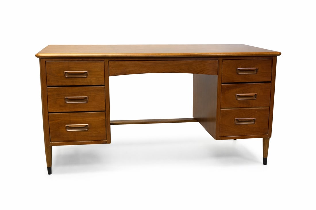 MCM LANE ACCLAIM DESK ANDRE BUS (1 of 8)
